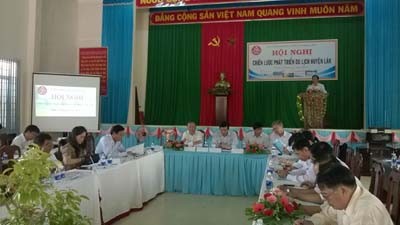 các đại biểu nghe báo cáo thực trạng du lịch huyện Lắk