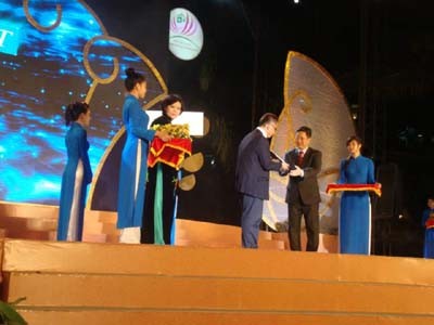 Ông Hồ Anh Tuấn - Thứ trưởng Bộ Văn hóa, Thể thao và Du lịch trao kỉ niệm chương
