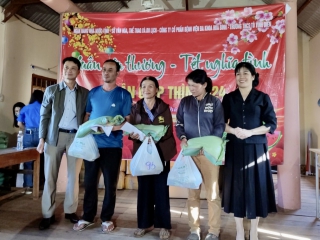 Sở Văn hóa, Thể thao và Du lịch Đắk Lắk thăm hỏi, tặng quà Tết cho bà con Nhân dân buôn kết nghĩa